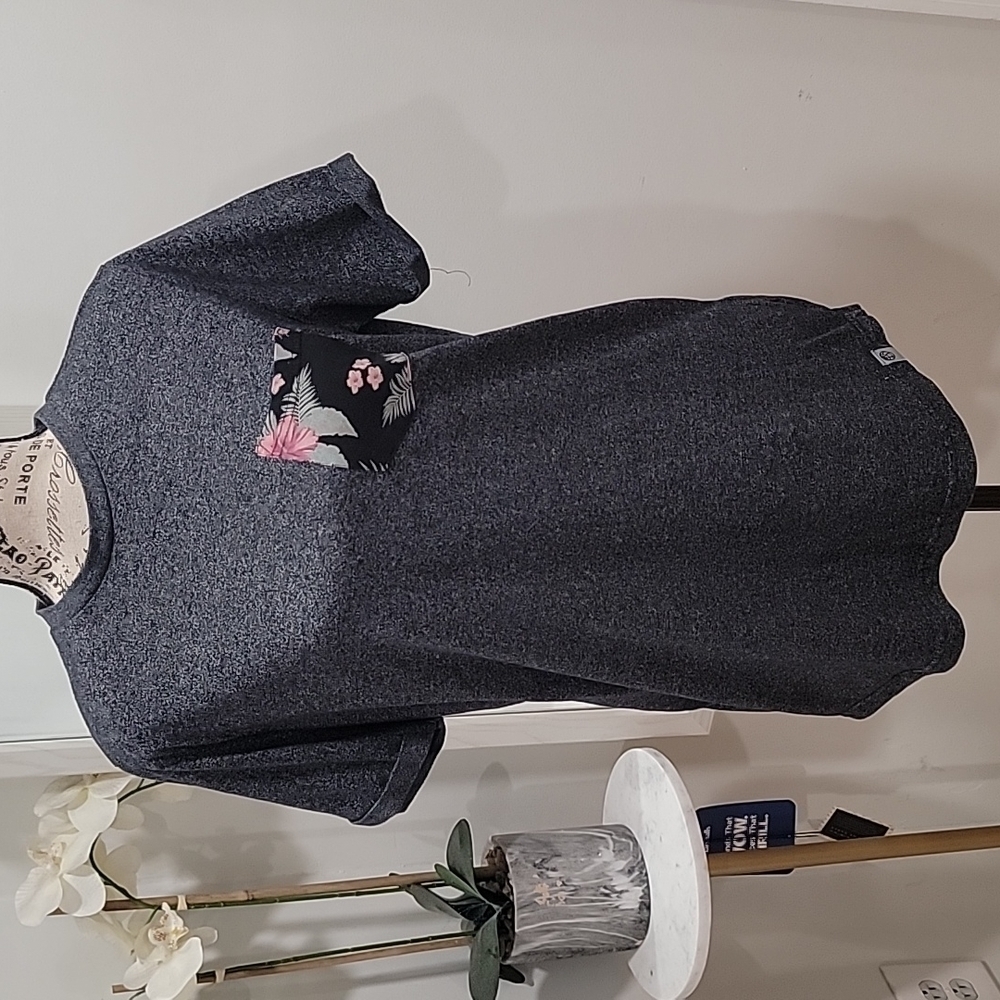 ✨️ Free Planet T-shirt Sz. Small. B133